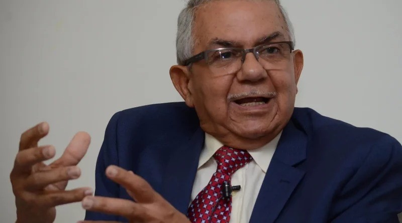 Arismendi Díaz Santana: "Es inexplicable que se inviertan más de 20 millones de pesos en promotores de salud" Arismendi Díaz Santana, experto en seguridad social