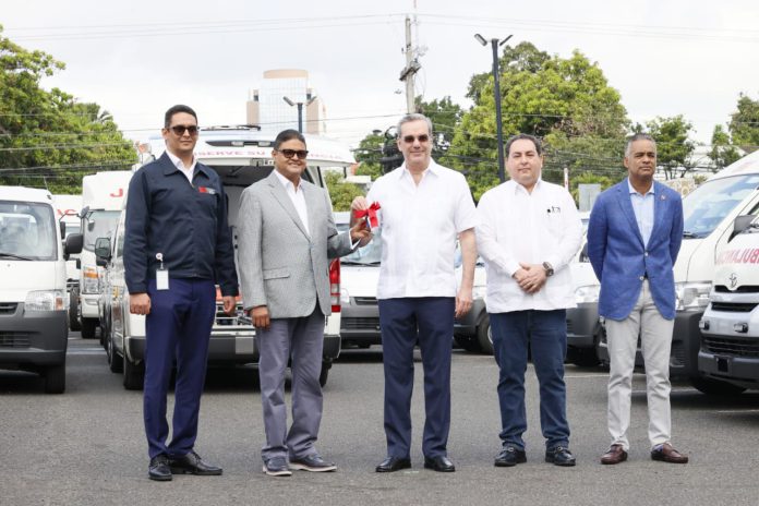 Gobierno entregó ambulancias, furgonetas y camiones para fortalecimiento de emergencias
