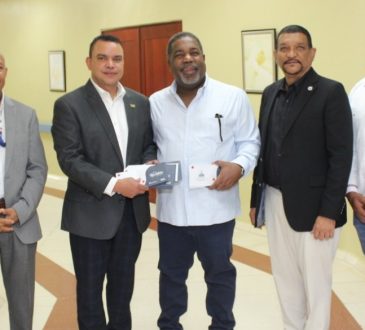 Hospital Ney Arias entrega bonos navideños a pacientes de bajos recursos