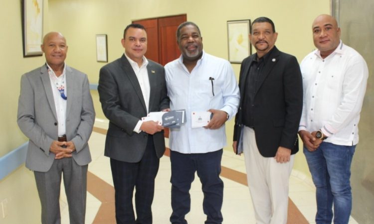 Hospital Ney Arias entrega bonos navideños a pacientes de bajos recursos