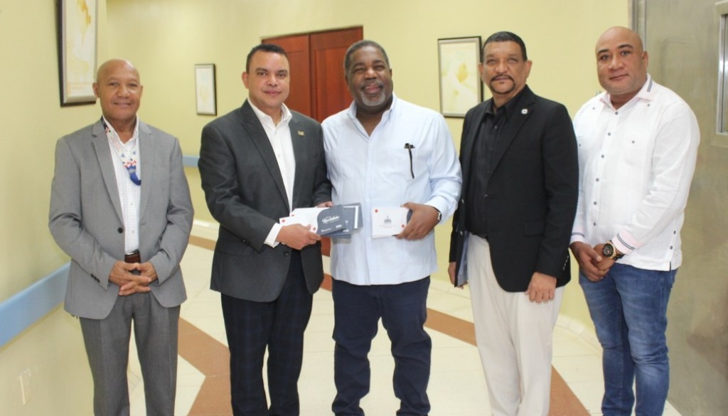 Hospital Ney Arias entrega bonos navideños a pacientes de bajos recursos