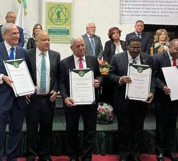 Academia de Ciencias premió a galenos y centros de salud por su trayectoria