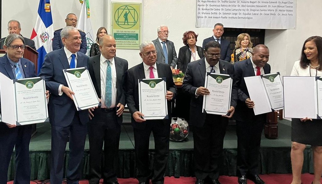Academia de Ciencias premió a galenos y centros de salud por su trayectoria