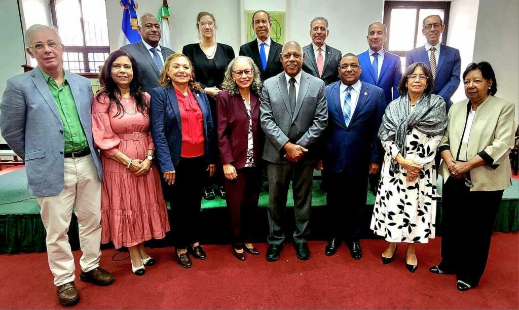 Academia de Ciencias juramentó a su nuevo consejo directivo Academia de Ciencias juramentó a su nuevo consejo directivo