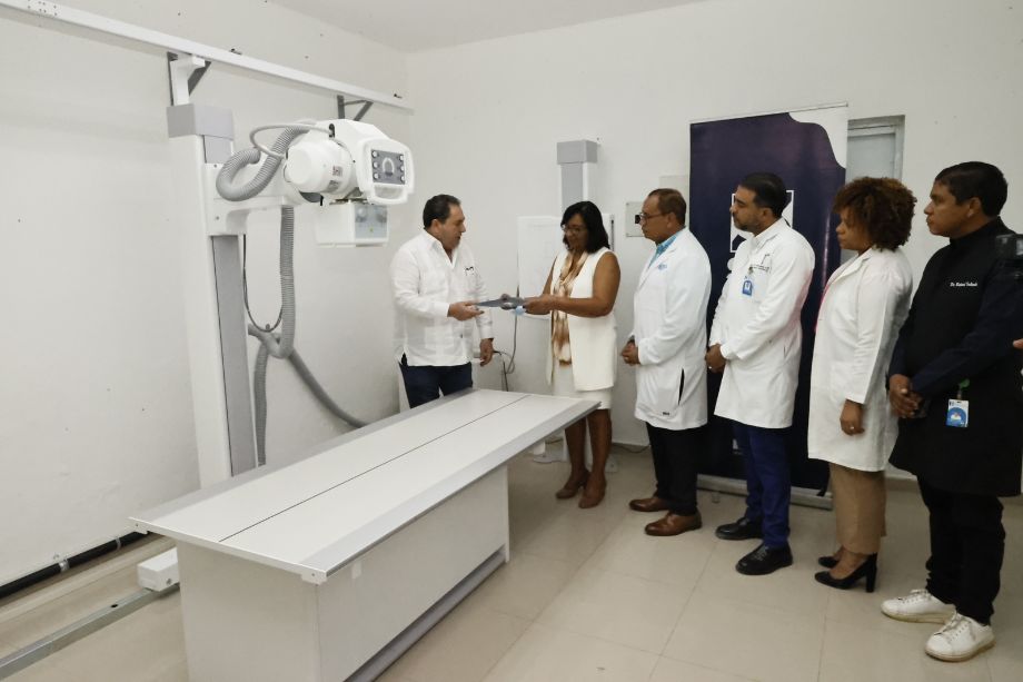 SNS entrega más de RD$40 millones en equipos para fortalecer hospitales SNS entrega más de RD$40 millones en equipos para fortalecer hospitales
