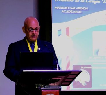 Colegio de Cirujanos otorgó su máximo galardón a tres especialistas