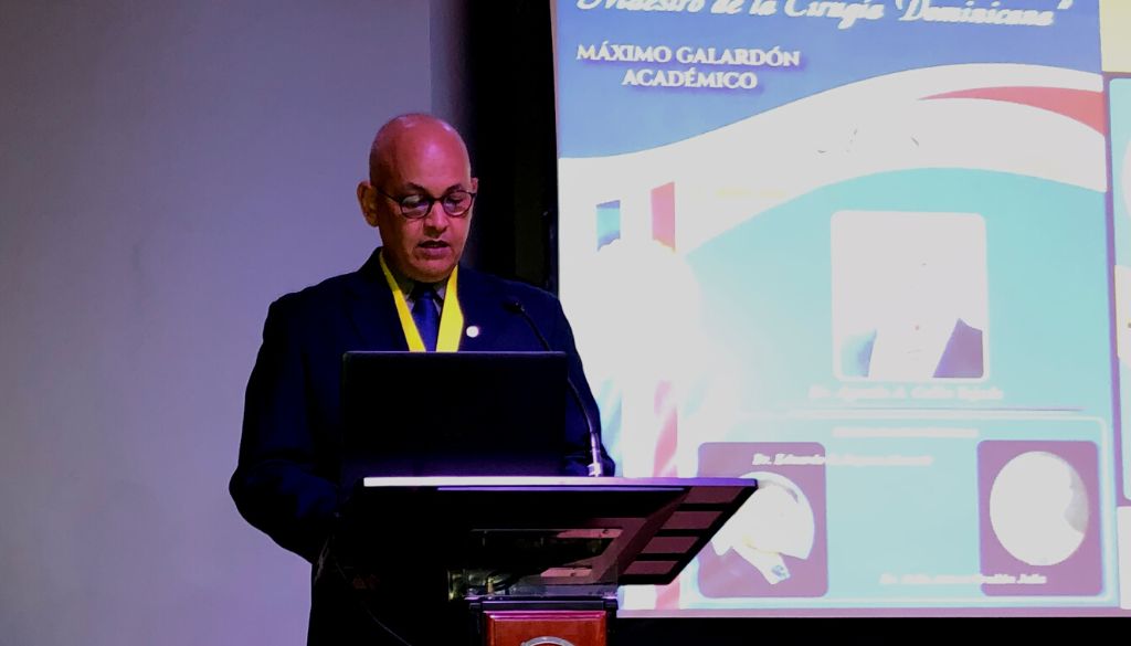 Colegio de Cirujanos otorgó su máximo galardón a tres especialistas Colegio de Cirujanos otorgó su máximo galardón a tres especialistas