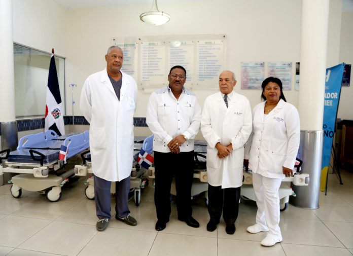 SNS entrega camillas quirúrgicas al Hospital Salvador B. Gautier