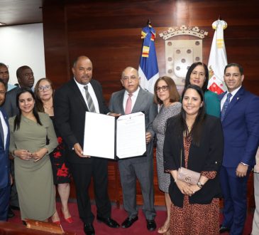 Dr. Plutarco Arias, nombrado como 'hijo distinguido' de Santiago
