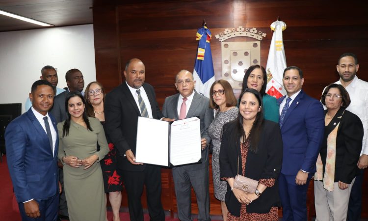 Dr. Plutarco Arias, nombrado como 'hijo distinguido' de Santiago