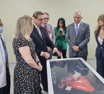 Fundación SOMOS donó equipo ANATOMAGE a Escuela de Medicina UNPHU