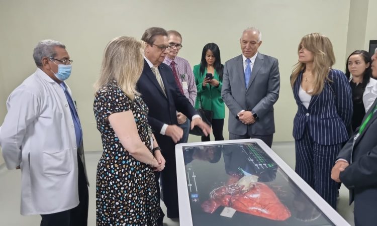 Fundación SOMOS donó equipo ANATOMAGE a Escuela de Medicina UNPHU