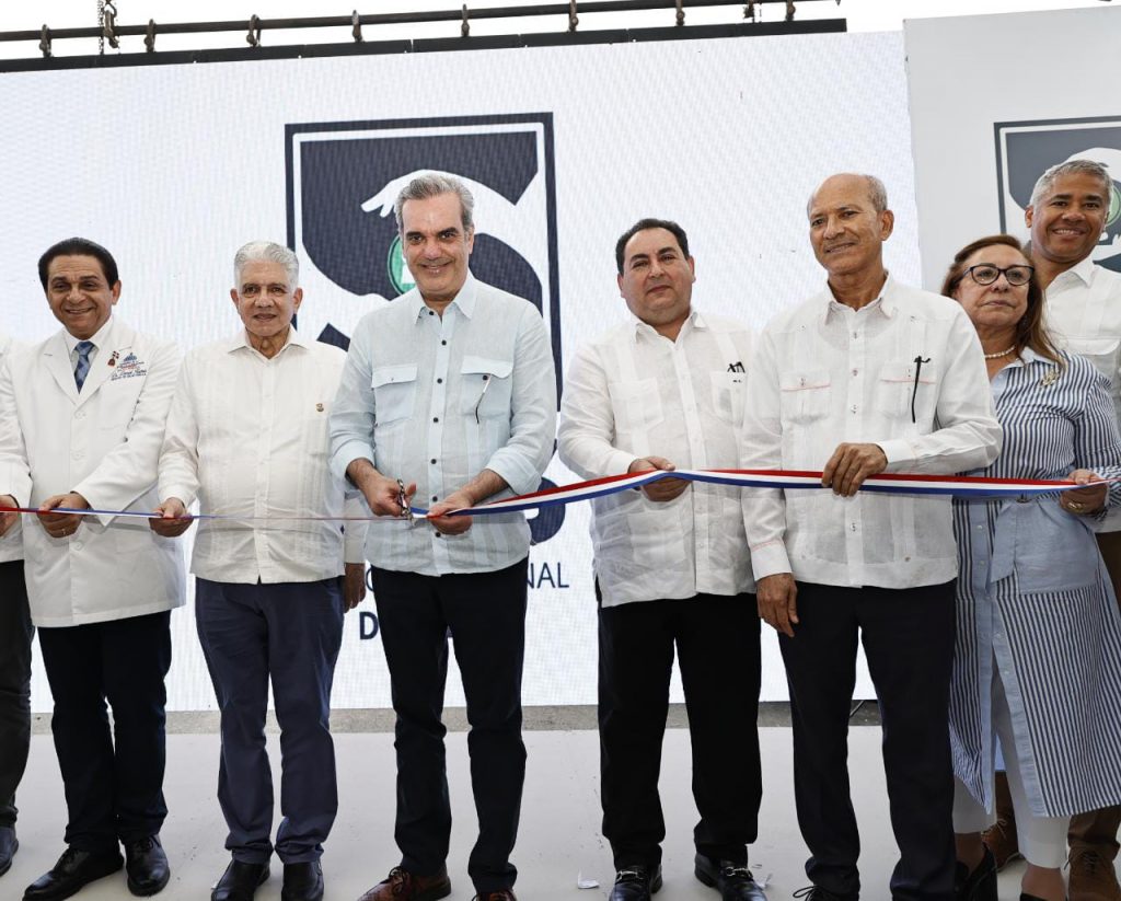 Presidente Abinader reinauguró el remozado Hospital de Villa González