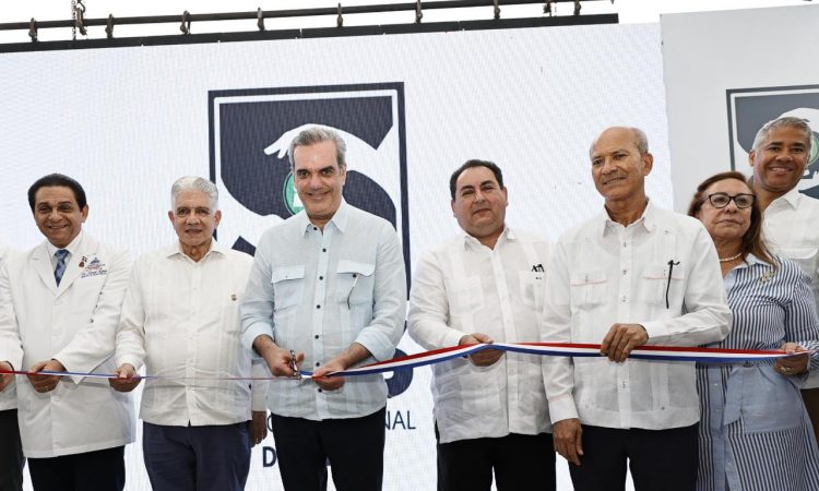 Presidente Abinader reinauguró el remozado Hospital de Villa González