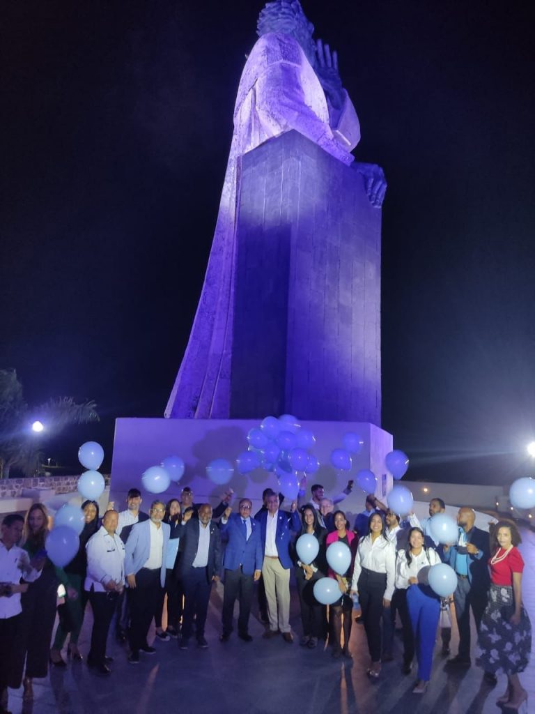 Neumólogos iluminaron el Monumento Fray Antonio de Montesinos por la lucha contra el asma Neumólogos iluminaron el Monumento Fray Antonio de Montesinos por la lucha contra el asma