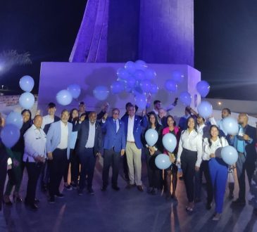 Neumólogos iluminaron el Monumento Fray Antonio de Montesinos por la lucha contra el asma