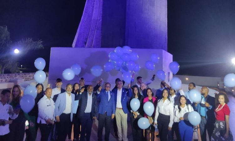 Neumólogos iluminaron el Monumento Fray Antonio de Montesinos por la lucha contra el asma