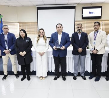 Hospital Hugo Mendoza premió gestión del Dr. Mario Lama