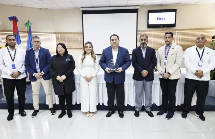 Hospital Hugo Mendoza premió gestión del Dr. Mario Lama