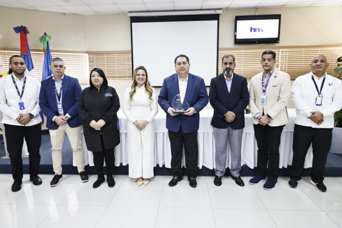 Hospital Hugo Mendoza premió gestión del Dr. Mario Lama