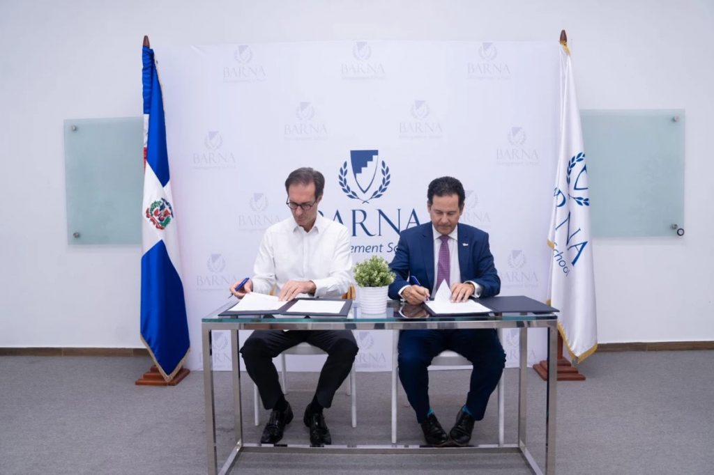 ARAPF y Barna firman acuerdo para impulsar la capacitación académica