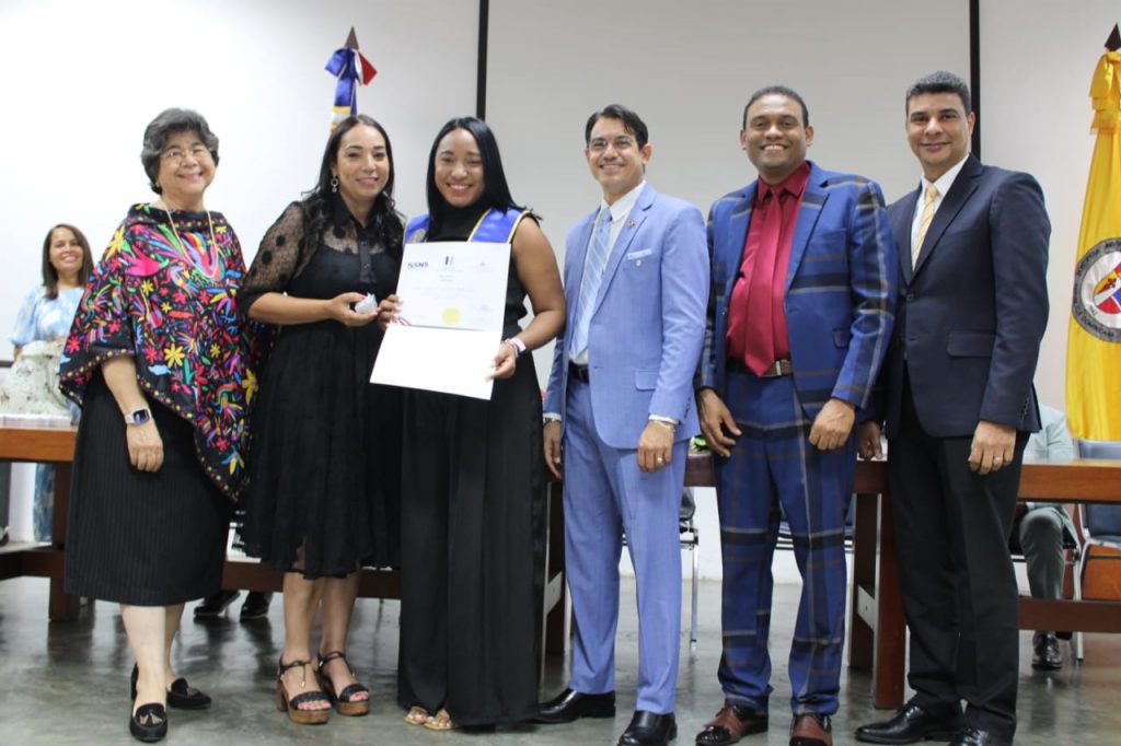 SRS Norcentral graduó 105 médicos en diversas especialidades