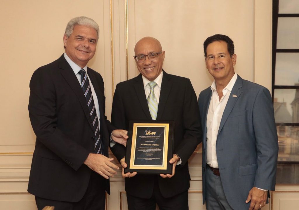 ARAPF premió a pasados presidentes por sus aportes a la industria farmacéutica ARAPF premió a pasados presidentes por sus aportes a la industria farmacéutica
