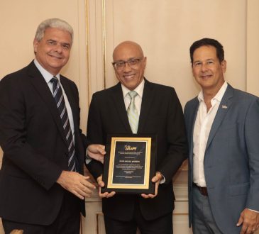 ARAPF premió a pasados presidentes por sus aportes a la industria farmacéutica
