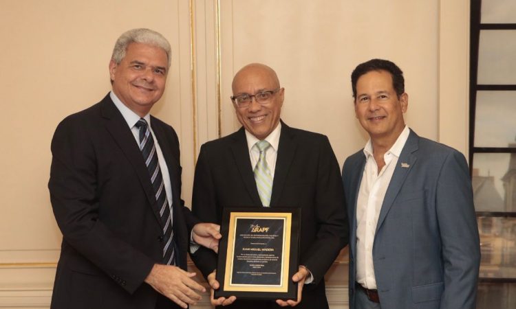 ARAPF premió a pasados presidentes por sus aportes a la industria farmacéutica