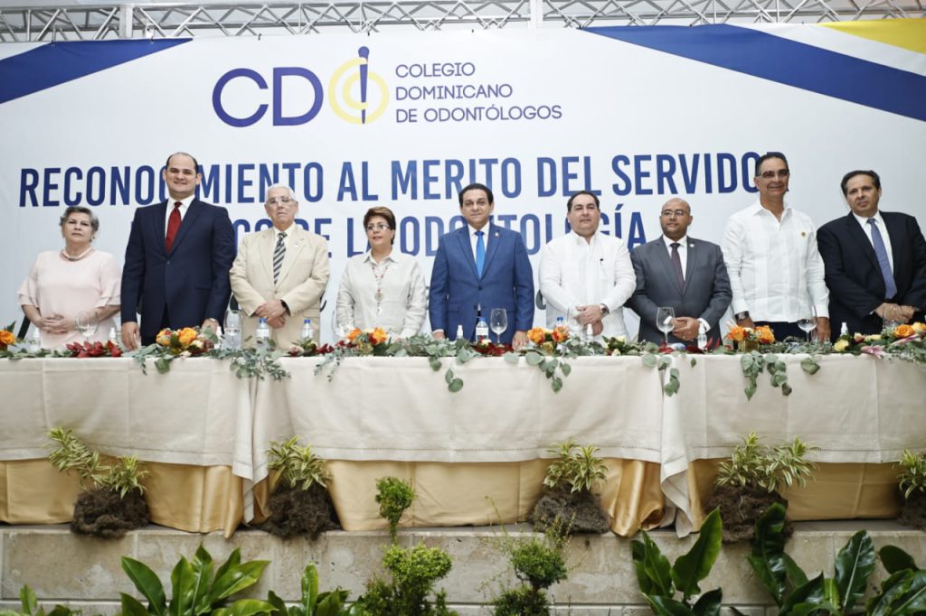 Colegio Dominicano de Odontólogos premió labor de sus agremiados Colegio Dominicano de Odontólogos premió labor de sus agremiados