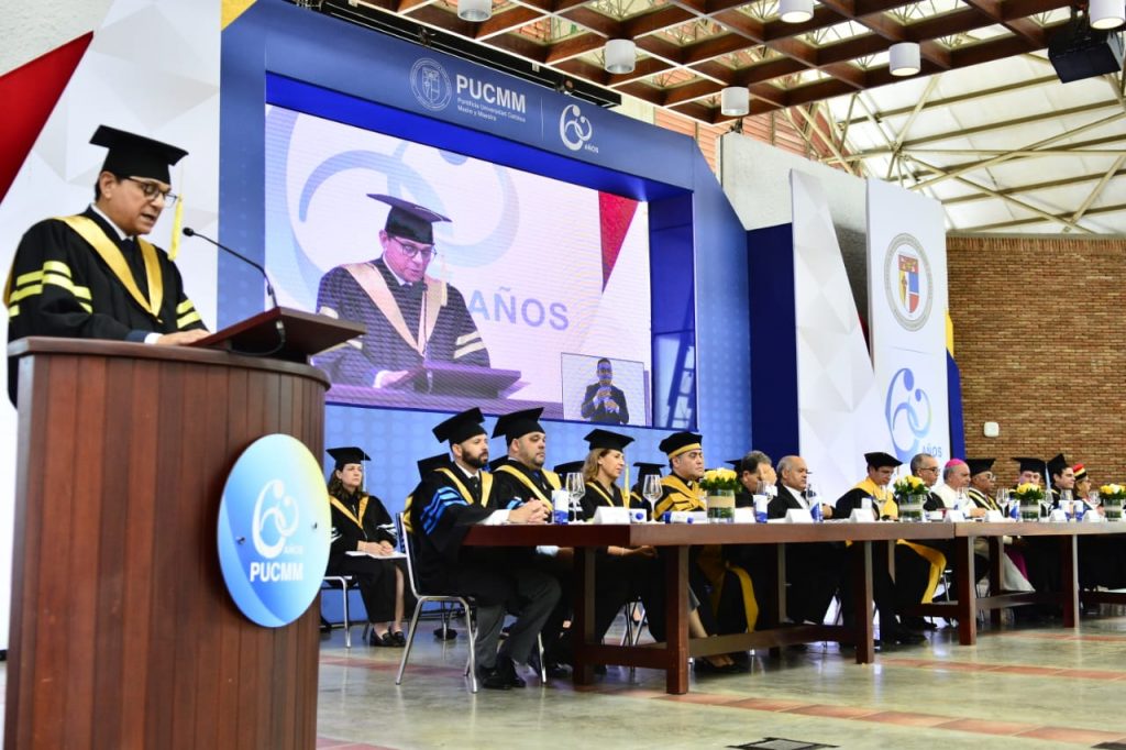 Ministro de salud destaca avances del sector en ceremonia de graduación de la PUCMM