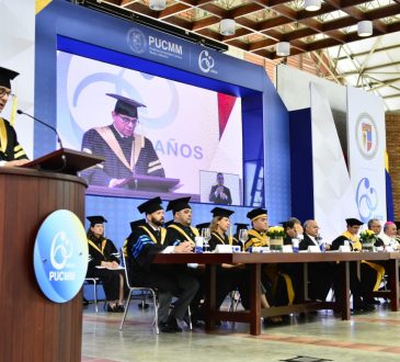 Ministro de salud destaca avances del sector en ceremonia de graduación de la PUCMM