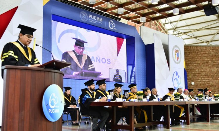 Ministro de salud destaca avances del sector en ceremonia de graduación de la PUCMM