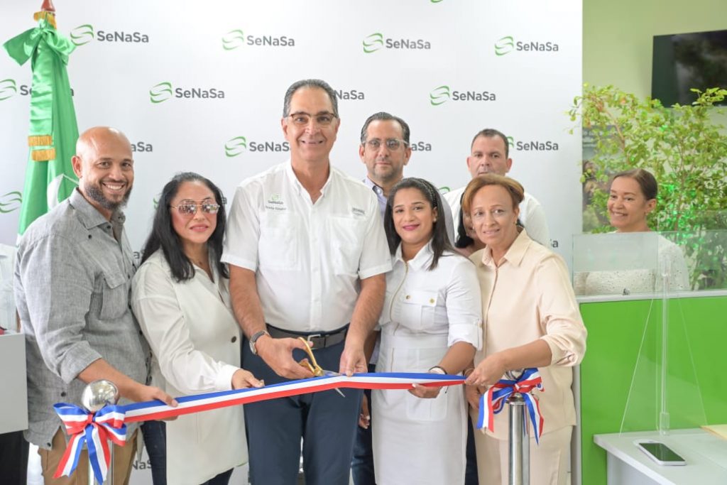 SeNaSa inaugura centro de servicios durante jornada médica en Nagua