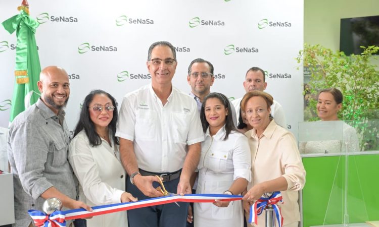 SeNaSa inaugura centro de servicios durante jornada médica en Nagua
