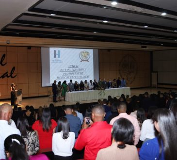 Moscoso Puello graduó a 69 médicos en 13 especialidades
