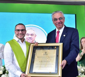 CIFMEC premió trayectoria del Dr. Marcos Núñez Cuervo en ceremonia de graduación