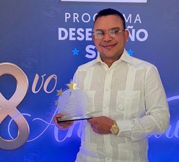 Ney Arias Lora gana su segundo premio a Mejor Desempeño Hospitalario