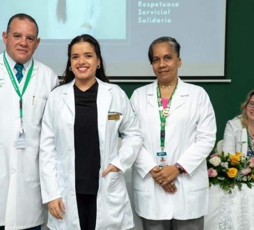 UNPHU graduó a 34 nuevos médicos en su ceremonia de la bata blanca