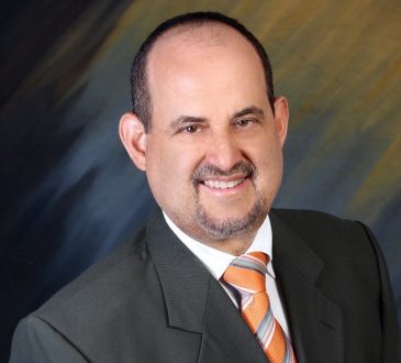 Dr. César López Núñez