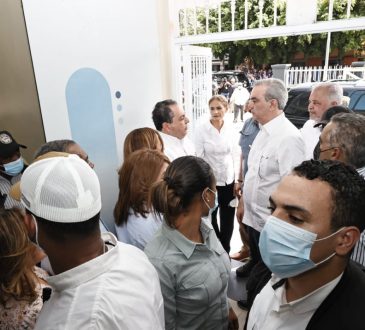Gobierno despliega operativo de emergencia para atender a víctimas del incendio en San Cristóbal