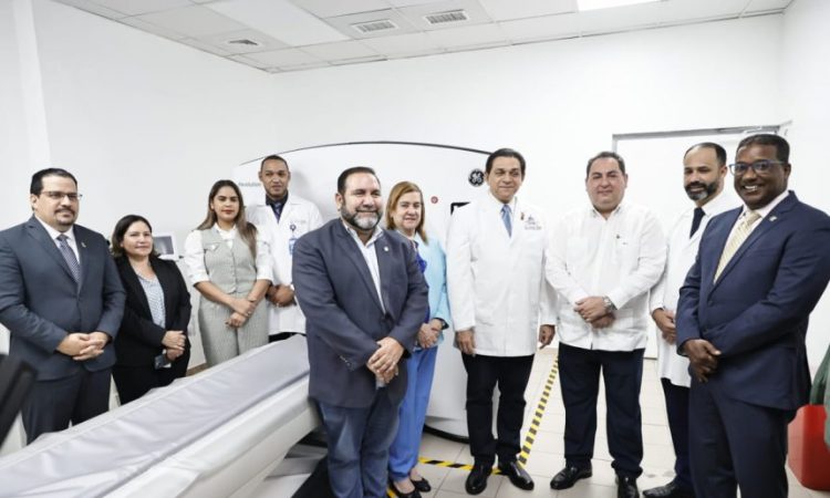 Gobierno entregó tomógrafo al Hospital Traumatológico Juan Bosch