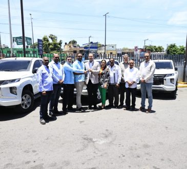 SNS entrega diez camionetas a las nueve regionales de salud