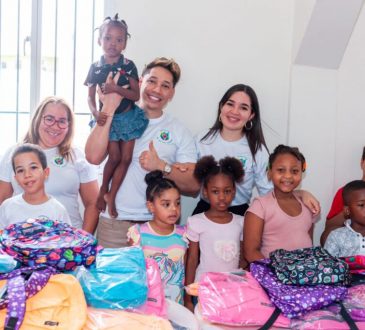 Fundación Dr. Milton Herrera donó útiles escolares a niños de Santo Domingo Oeste