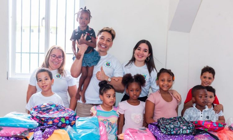 Fundación Dr. Milton Herrera donó útiles escolares a niños de Santo Domingo Oeste