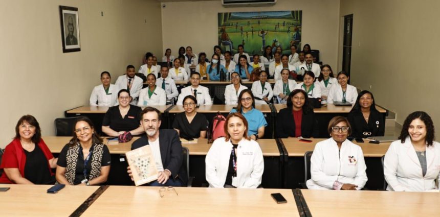 Hospital Reid Cabral capacitó a residentes en atención integral a adolescentes Hospital Reid Cabral capacitó a residentes en atención salud integral a adolescentes