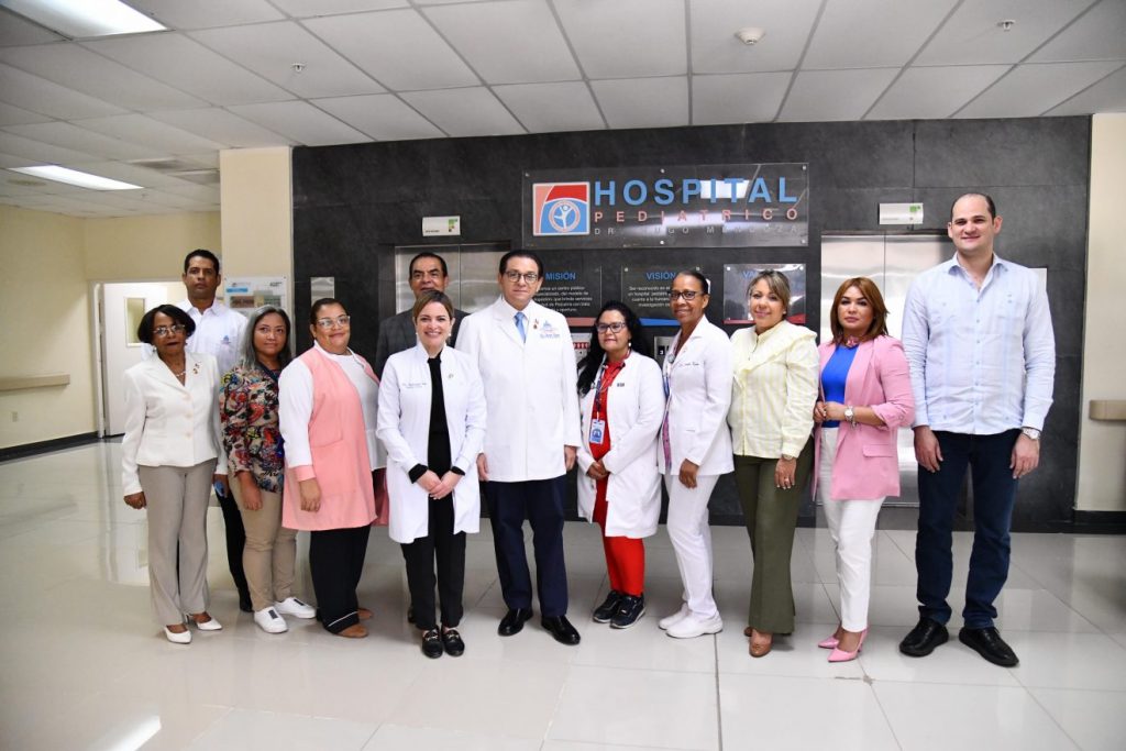 Gabinete de Salud inspecciona situación del dengue y otras enfermedades en el Hospital Hugo Mendoza Autoridades de Salud realizan recorrido en Hospital Hugo Mendoza