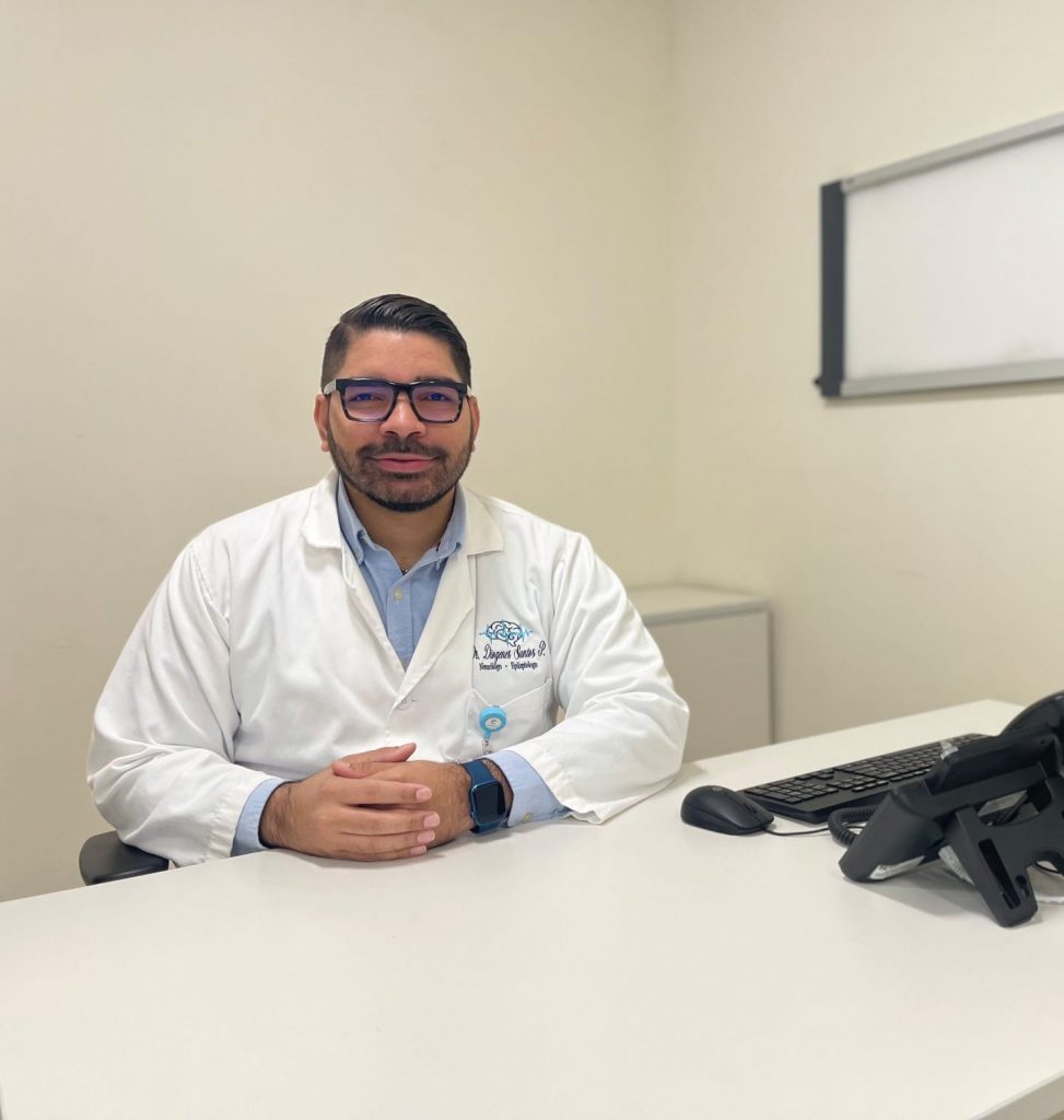 Neurólogo del Hospital Luis Eduardo Aybar identifica síntomas del Alzheimer Dr. Diógenes Santos Pérez