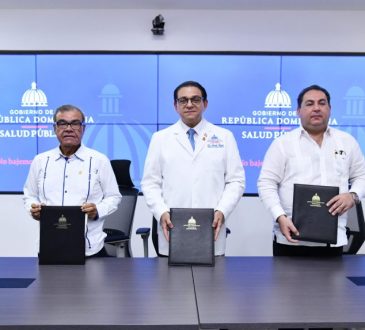 Gobierno y CMD firman memorándum de entendimiento para plazas a médicos especializados