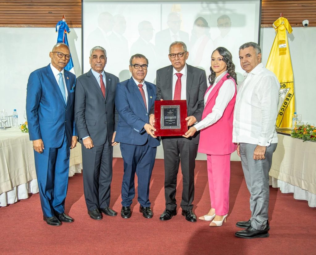 CMD galardonó al Dr. Rafael Sánchez Español como 'Maestro de la Medicina' CMD galardona al Dr. Rafael Sánchez Español como 'Maestro de la Medicina'